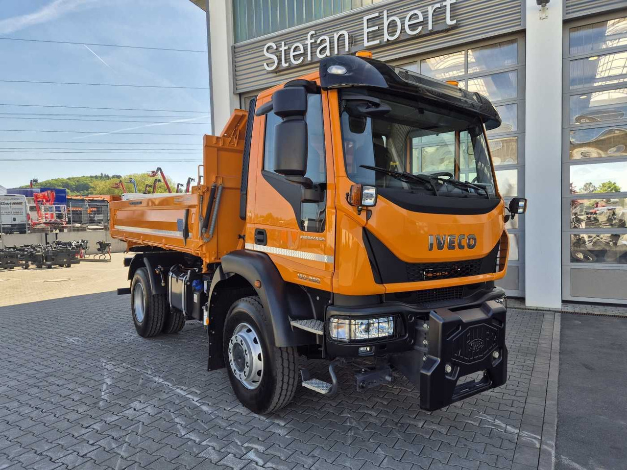 Iveco Eurocargo ML150E28W 4x4 Winterdienst Vorb. 2xAHK - Camião basculante: foto 3 Iveco Eurocargo ML150E28W 4x4 Winterdienst Vorb. 2xAHK - Camião basculante: foto 3