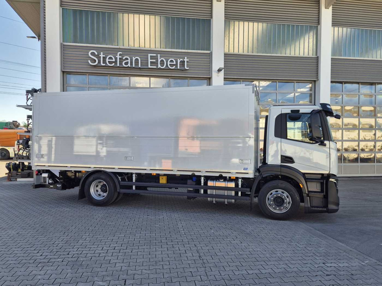 Iveco S-Way AD190S40/FP Böse Schwenkwand LBW 2x AHK - Camião transporte de bebidas: foto 4 Iveco S-Way AD190S40/FP Böse Schwenkwand LBW 2x AHK - Camião transporte de bebidas: foto 4