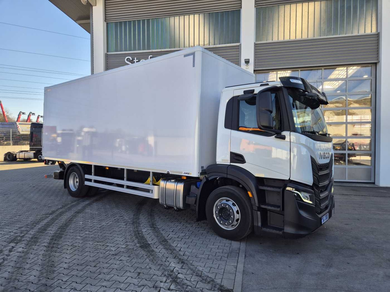Iveco S-Way AD190S40/P Junge AHK LBW 2.000kg - Camião furgão: foto 4 Iveco S-Way AD190S40/P Junge AHK LBW 2.000kg - Camião furgão: foto 4