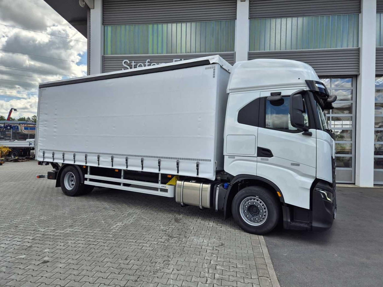 Iveco S-Way AS190S42/P Schiebeplanen LBW 2.000kg AHK - Camião de lona: foto 2 Iveco S-Way AS190S42/P Schiebeplanen LBW 2.000kg AHK - Camião de lona: foto 2