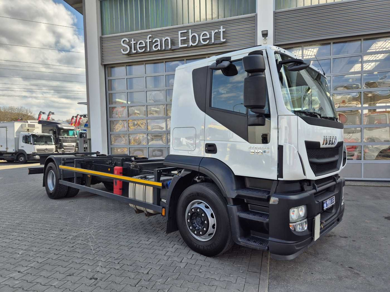 Iveco Stralis AT190S31/P BDF Klima Standh. AHK Bett - Camião transportador de contêineres/ Caixa móvel: foto 2 Iveco Stralis AT190S31/P BDF Klima Standh. AHK Bett - Camião transportador de contêineres/ Caixa móvel: foto 2