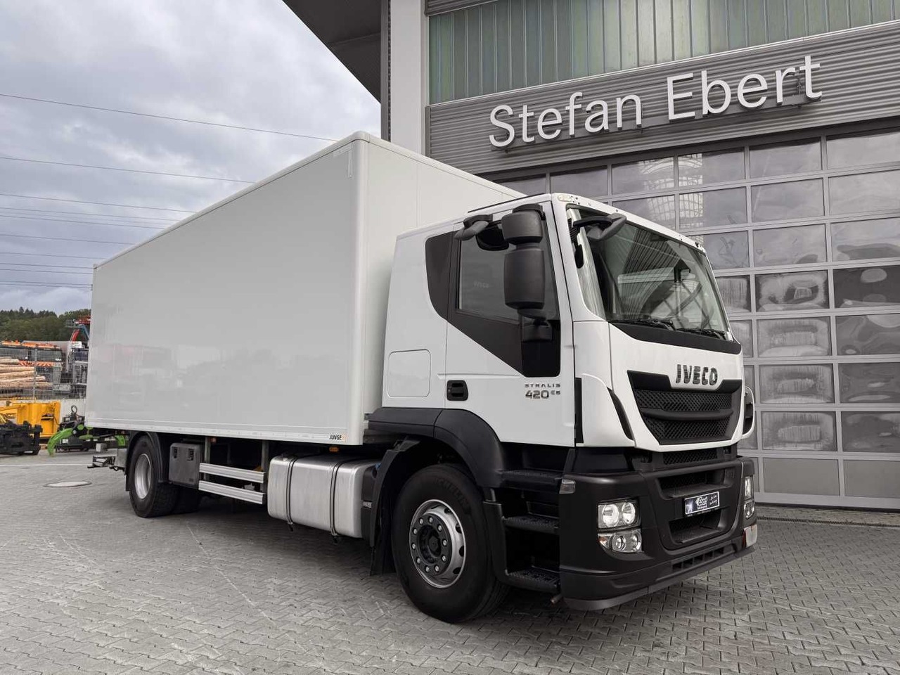 Iveco Stralis AT190S42/FP-D 4x2 Koffer+LBW faltbar AHK - Camião furgão: foto 1 Iveco Stralis AT190S42/FP-D 4x2 Koffer+LBW faltbar AHK - Camião furgão: foto 1