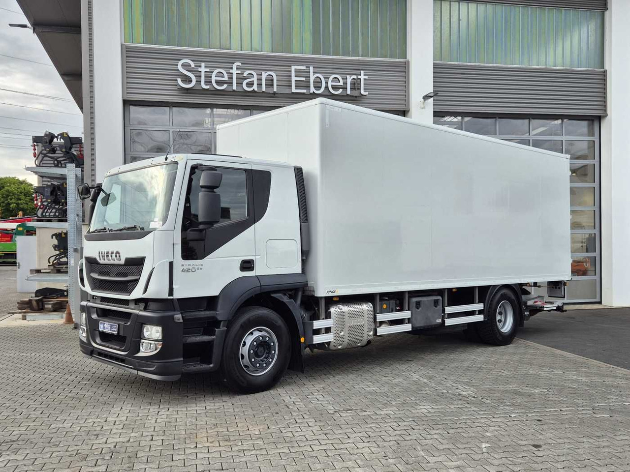 Iveco Stralis AT190S42 FP D HI-ROAD LBW faltbar EU6 - Camião furgão: foto 2 Iveco Stralis AT190S42 FP D HI-ROAD LBW faltbar EU6 - Camião furgão: foto 2