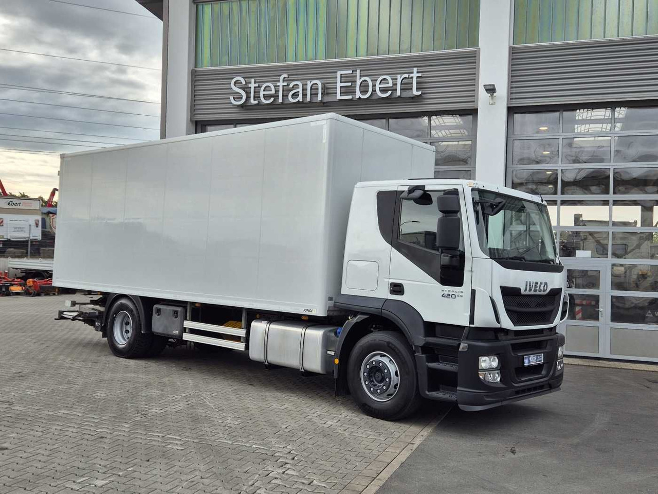 Iveco Stralis AT190S42 FP D HI-ROAD LBW faltbar EU6 - Camião furgão: foto 3 Iveco Stralis AT190S42 FP D HI-ROAD LBW faltbar EU6 - Camião furgão: foto 3