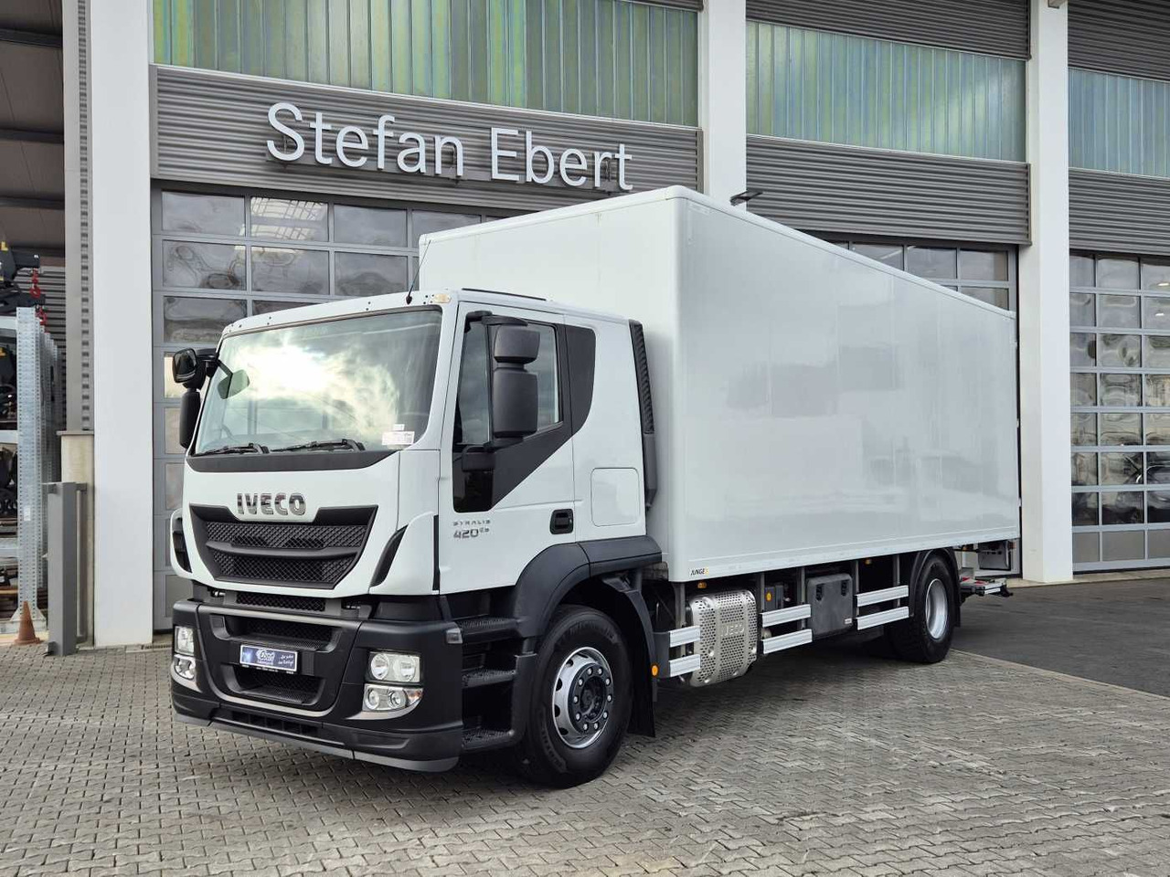 Iveco Stralis AT190S42 FP D HI-ROAD LBW faltbar EU6 - Camião furgão: foto 1 Iveco Stralis AT190S42 FP D HI-ROAD LBW faltbar EU6 - Camião furgão: foto 1