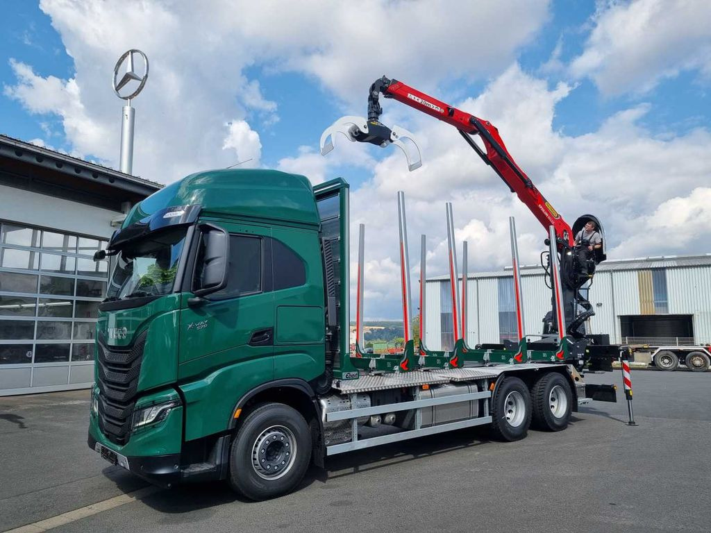 Iveco X-WAY AS300X57ZP ON+ 6x4 Palfinger Epsilon M12 Z - Camião de transporte de madeira, Camião grua: foto 1 Iveco X-WAY AS300X57ZP ON+ 6x4 Palfinger Epsilon M12 Z - Camião de transporte de madeira, Camião grua: foto 1