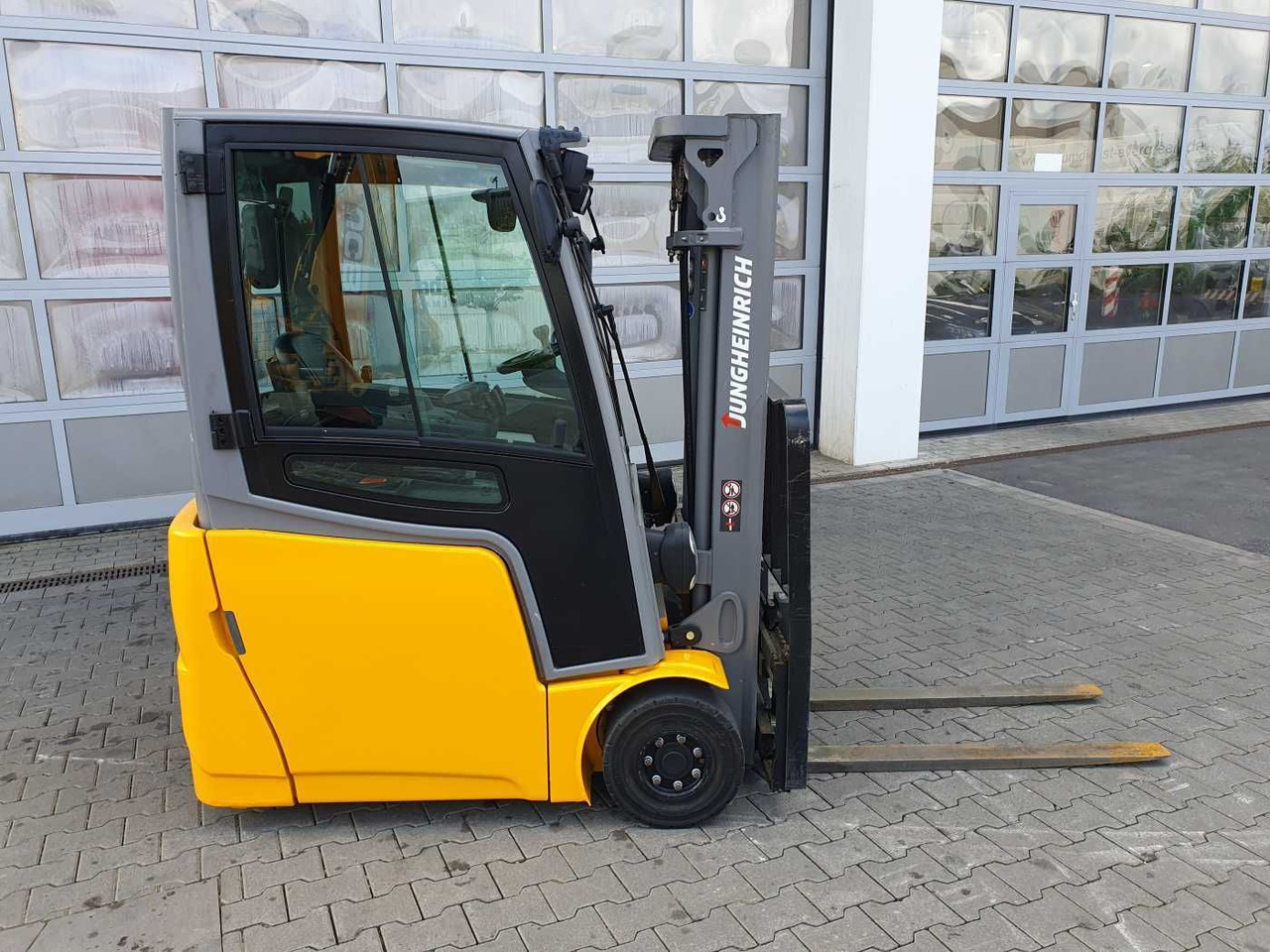 Jungheinrich EFG 215 / Triplex: 4.25m! / SS / 2.472h! / 2020 - Empilhador elétrico: foto 3 Jungheinrich EFG 215 / Triplex: 4.25m! / SS / 2.472h! / 2020 - Empilhador elétrico: foto 3