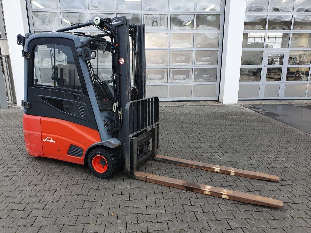 Linde E18 - 01 / Triplex: 4.50m! / SS / nur 5.672h! - Empilhador elétrico: foto 2 Linde E18 - 01 / Triplex: 4.50m! / SS / nur 5.672h! - Empilhador elétrico: foto 2