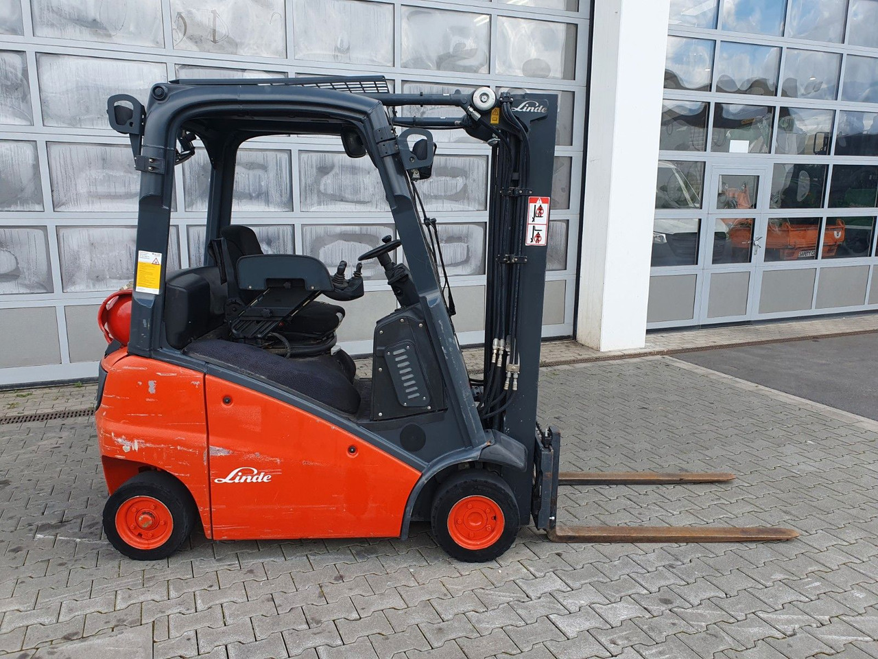 Linde H16 T-01 / 4,6m / nur: 3.260h / Gas / SS - Empilhador: foto 2 Linde H16 T-01 / 4,6m / nur: 3.260h / Gas / SS - Empilhador: foto 2