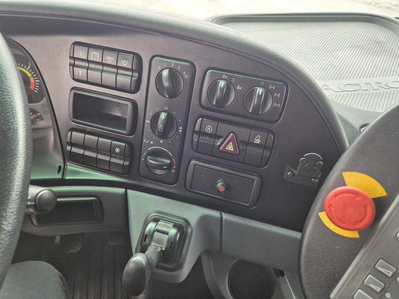 Locação financeira de  Mercedes-Benz Actros 2032 A 4x4 Bucher STKF 9500 Airport 30x Mercedes-Benz Actros 2032 A 4x4 Bucher STKF 9500 Airport 30x: foto 13