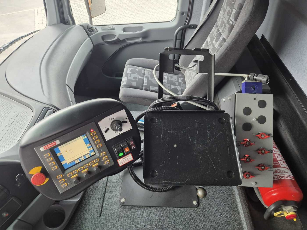 Locação financeira de  Mercedes-Benz Actros 2032 A 4x4 Bucher STKF 9500 Airport 30x Mercedes-Benz Actros 2032 A 4x4 Bucher STKF 9500 Airport 30x: foto 11