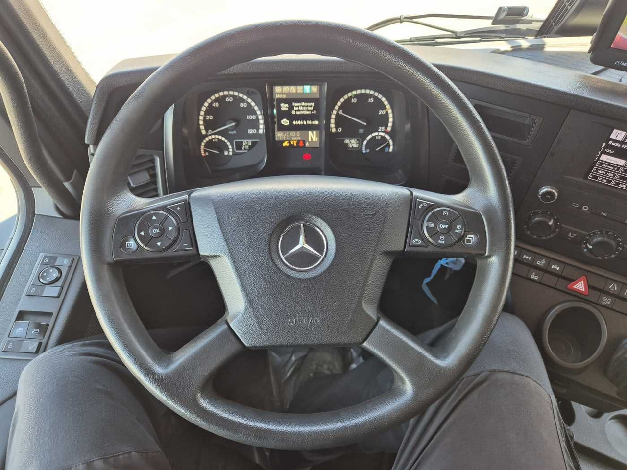 Locação financeira de  Mercedes-Benz Antos 2540 LnR 6x2 LBW Schiebeplanen AHK Mercedes-Benz Antos 2540 LnR 6x2 LBW Schiebeplanen AHK: foto 14