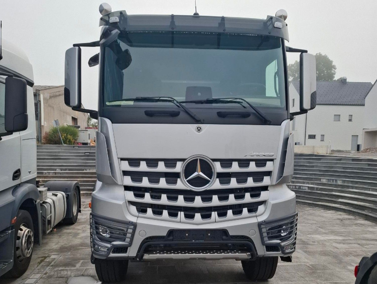 Mercedes-Benz Arocs 4153 8x4 Fahrgestell - Camião chassi: foto 2 Mercedes-Benz Arocs 4153 8x4 Fahrgestell - Camião chassi: foto 2