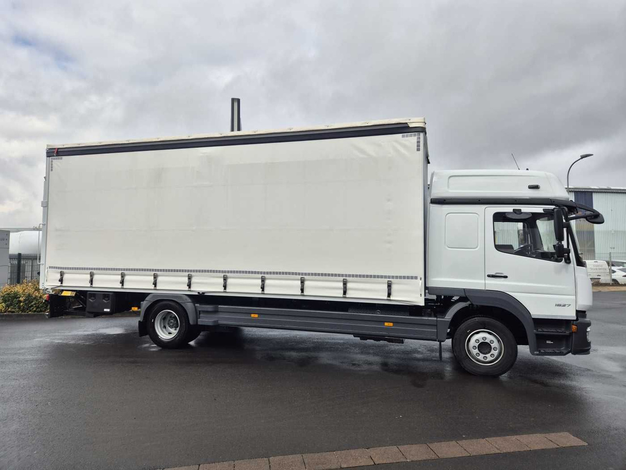 Mercedes-Benz Atego 1527 L L-Haus LBW Palfinger 1.500kg 2 Bett - Camião de lona: foto 4 Mercedes-Benz Atego 1527 L L-Haus LBW Palfinger 1.500kg 2 Bett - Camião de lona: foto 4