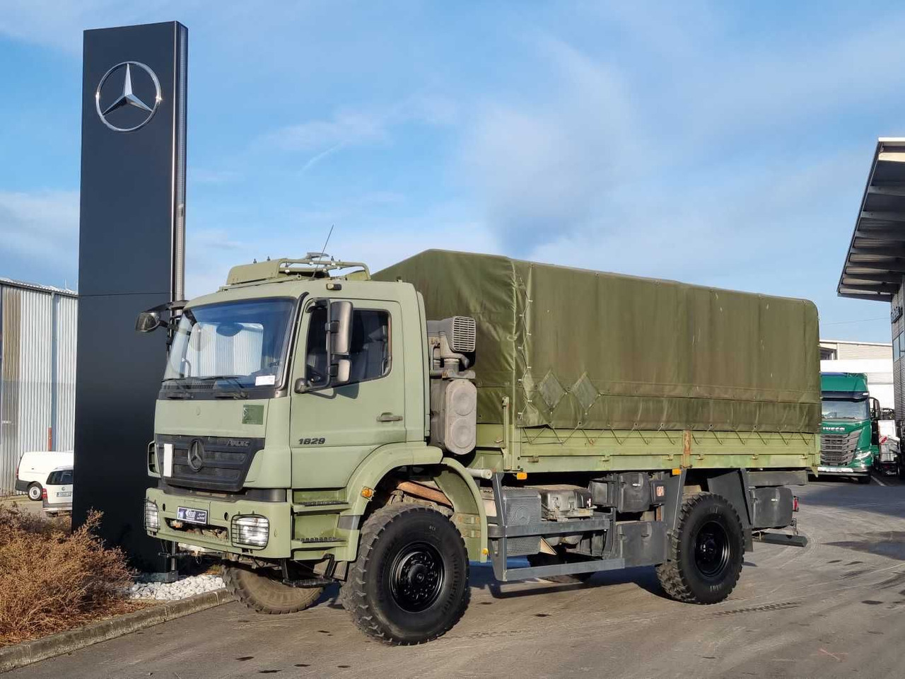 Mercedes-Benz Axor 1829 A 4x4 Pritsche/Plane 10 Stück - Camião de lona: foto 3 Mercedes-Benz Axor 1829 A 4x4 Pritsche/Plane 10 Stück - Camião de lona: foto 3