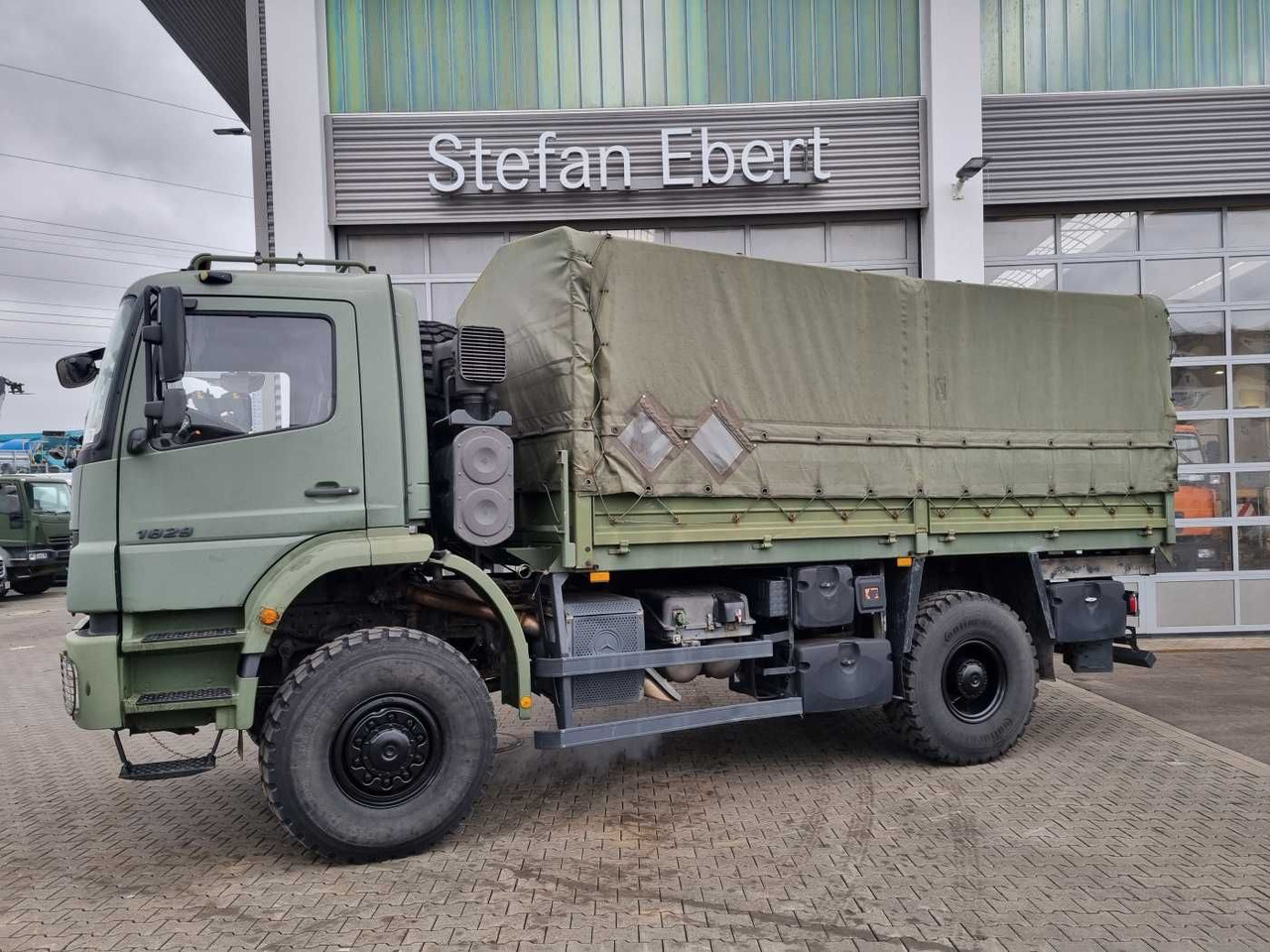 Mercedes-Benz Axor 1829 A 4x4 Pritsche/Plane 10 Stück - Camião de lona: foto 4 Mercedes-Benz Axor 1829 A 4x4 Pritsche/Plane 10 Stück - Camião de lona: foto 4