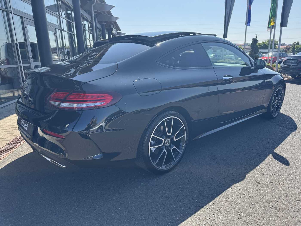 Mercedes-Benz C 400 4M AMG Coupe Pano+Burm+Distr+Memory+360 - Automóvel: foto 4 Mercedes-Benz C 400 4M AMG Coupe Pano+Burm+Distr+Memory+360 - Automóvel: foto 4