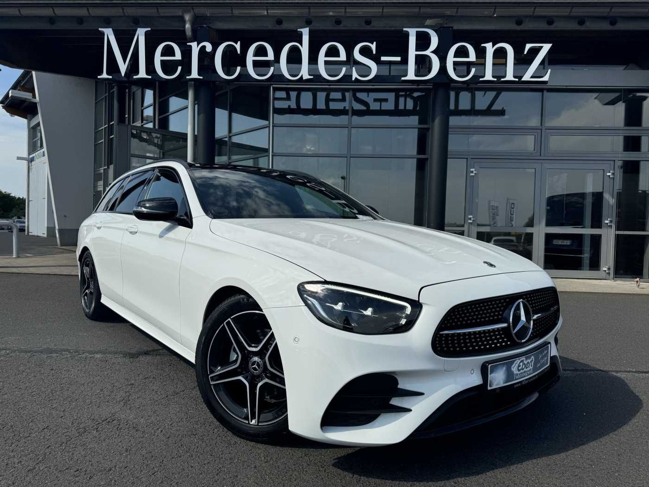 Mercedes-Benz E 220d T AMG+Pano+AHK+Night+TotW+ RKamera+Ambien - Automóvel: foto 1 Mercedes-Benz E 220d T AMG+Pano+AHK+Night+TotW+ RKamera+Ambien - Automóvel: foto 1