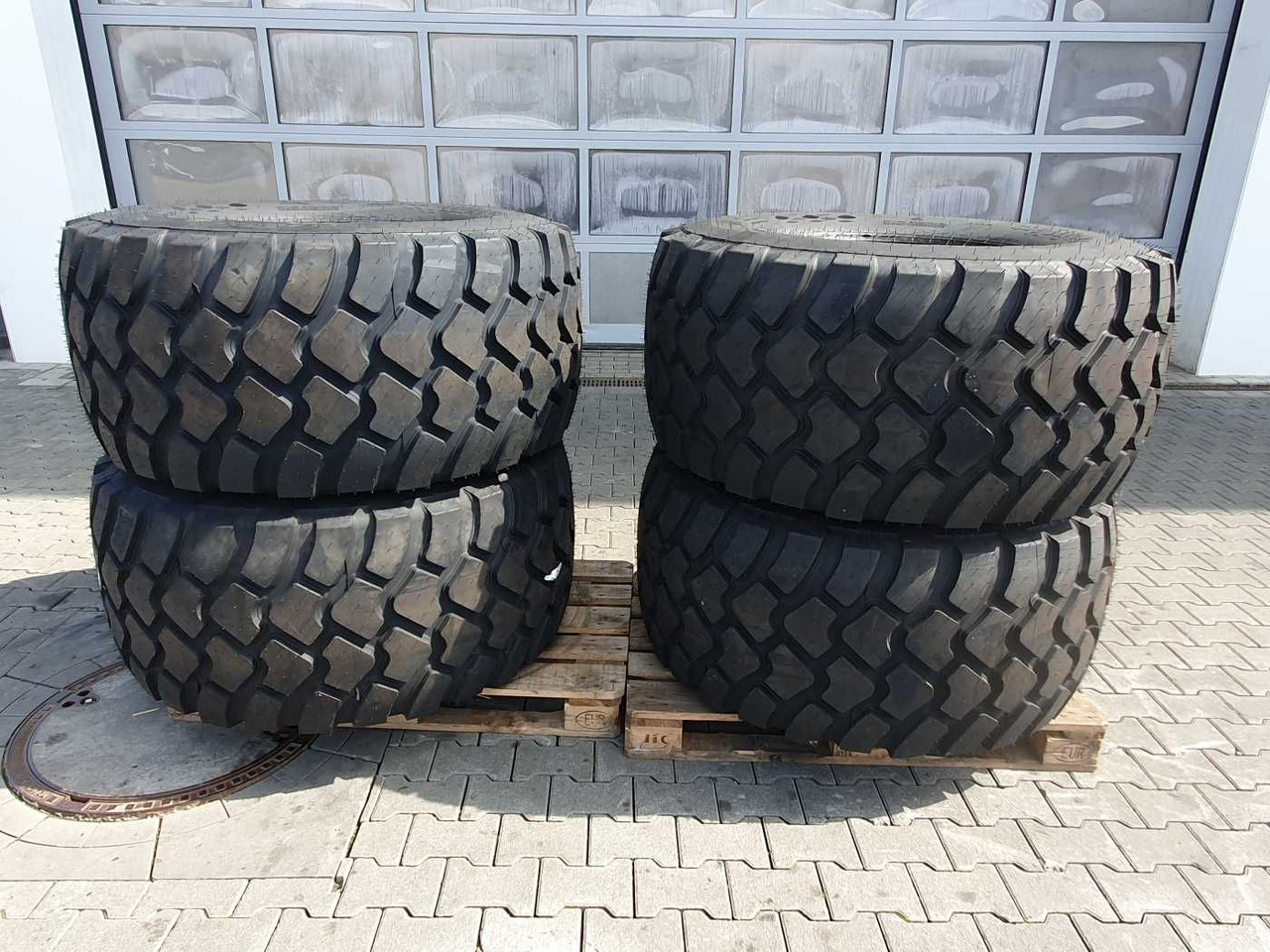 Mercedes-Benz Radlader Reifen mit Felge / NEU / lagernd - Roda completa para Máquina agrícola: foto 2 Mercedes-Benz Radlader Reifen mit Felge / NEU / lagernd - Roda completa para Máquina agrícola: foto 2