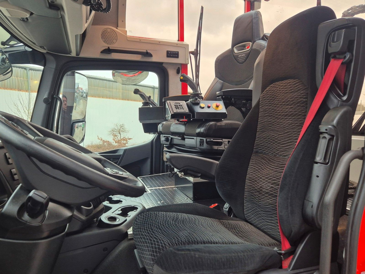 Locação financeira de  Mercedes-Benz TUROX 8x8 Eschlböck Biber 92 Holzhacker / 1.512h Mercedes-Benz TUROX 8x8 Eschlböck Biber 92 Holzhacker / 1.512h: foto 23