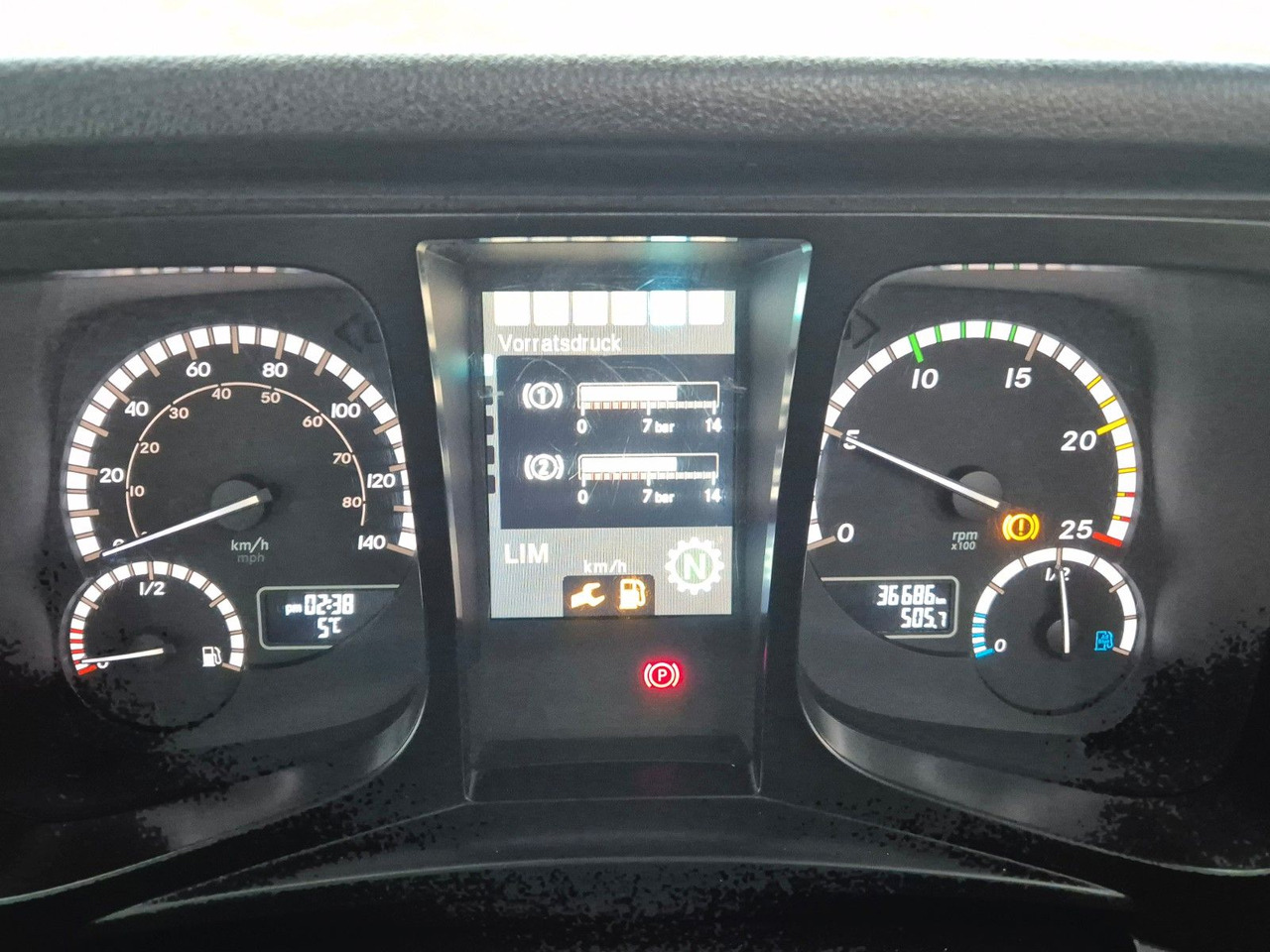 Locação financeira de  Mercedes-Benz TUROX 8x8 Eschlböck Biber 92 Holzhacker / 1.512h Mercedes-Benz TUROX 8x8 Eschlböck Biber 92 Holzhacker / 1.512h: foto 28