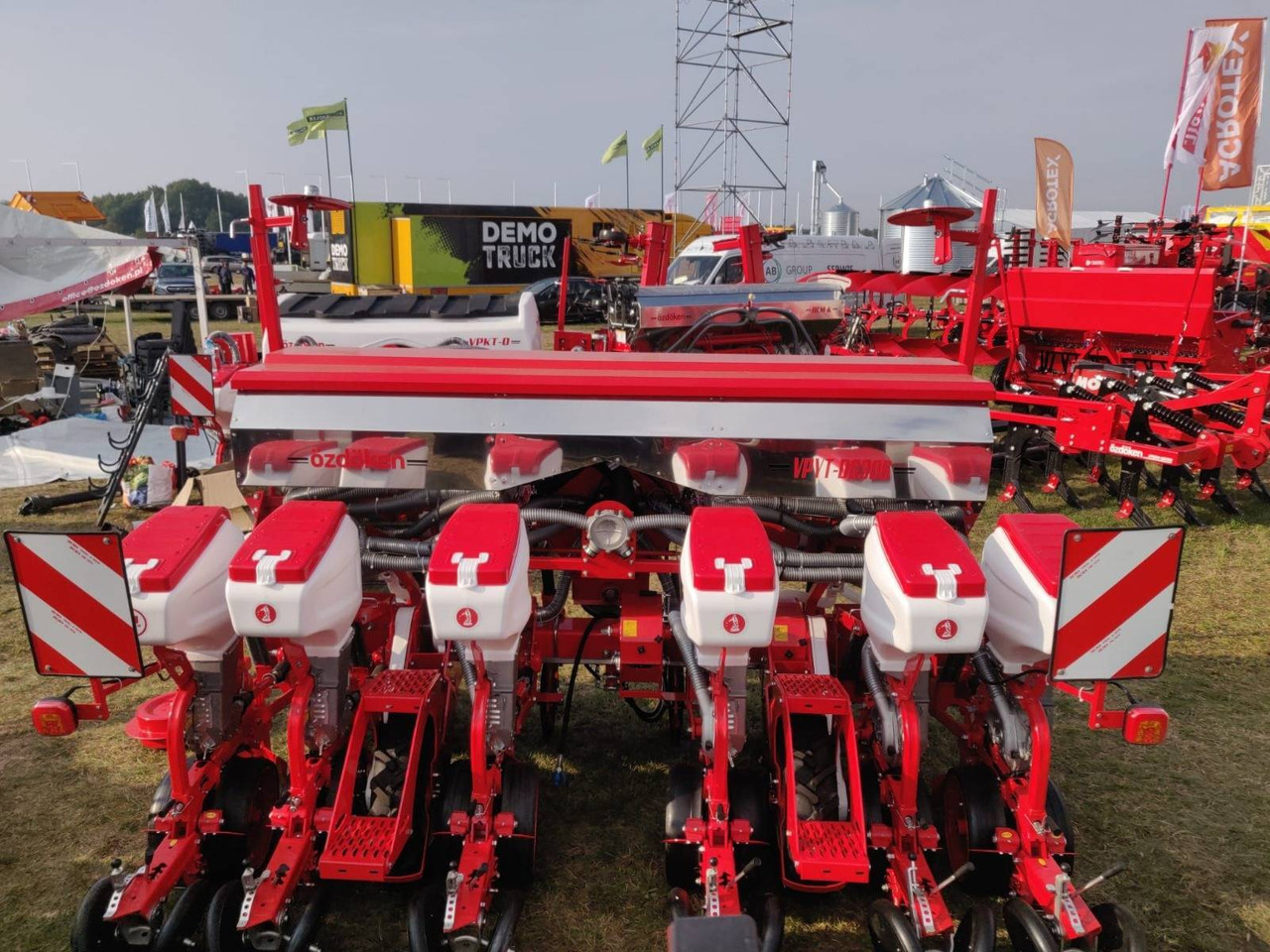 6-row maize seeder VPYT-DG306 on a semi-telescopic frame with deep fertilization - Semeadora de precisão: foto 1 6-row maize seeder VPYT-DG306 on a semi-telescopic frame with deep fertilization - Semeadora de precisão: foto 1