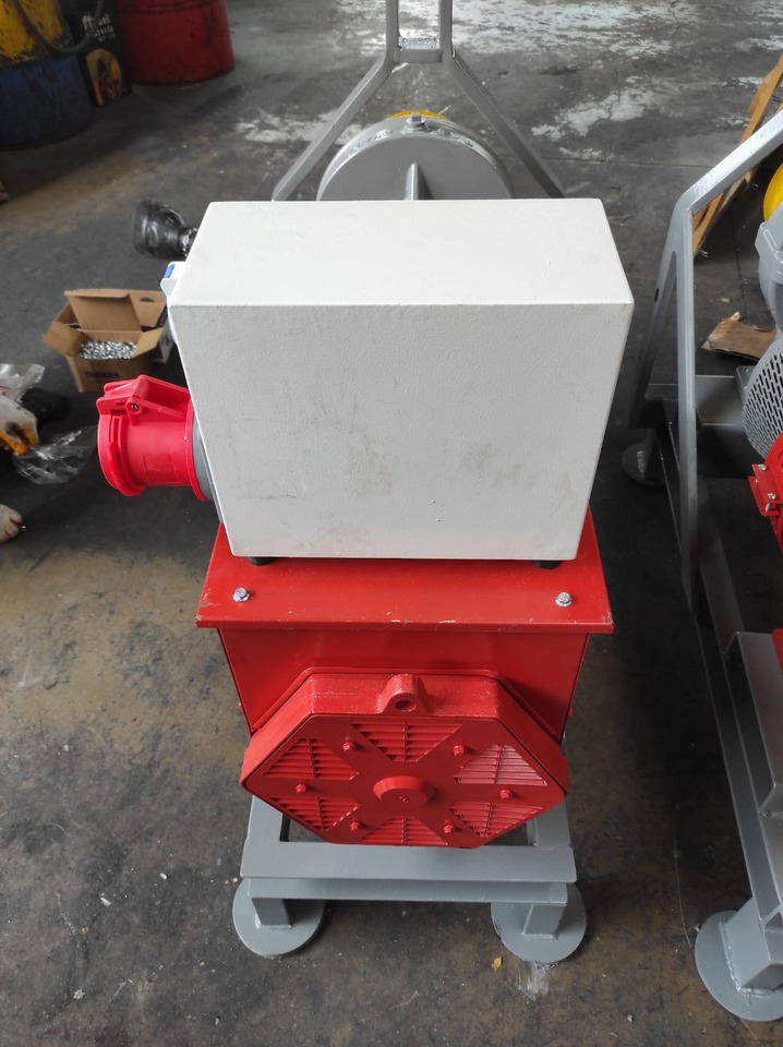 Elektro-Jen 25 kVa / 20 kW PTO driven generator with AVR control - ON STOCK - Gerador elétrico: foto 1 Elektro-Jen 25 kVa / 20 kW PTO driven generator with AVR control - ON STOCK - Gerador elétrico: foto 1