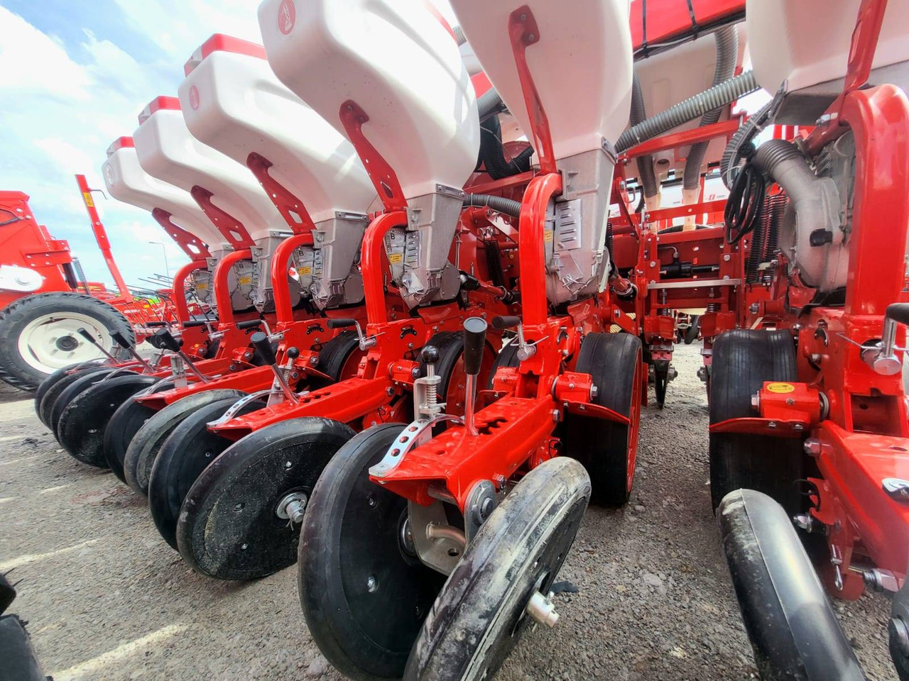 Ozdoken six-row pneumatic precision seeder, VPKT-DG6, PVC fertiliser tank - on stock - Semeadora de precisão: foto 5 Ozdoken six-row pneumatic precision seeder, VPKT-DG6, PVC fertiliser tank - on stock - Semeadora de precisão: foto 5