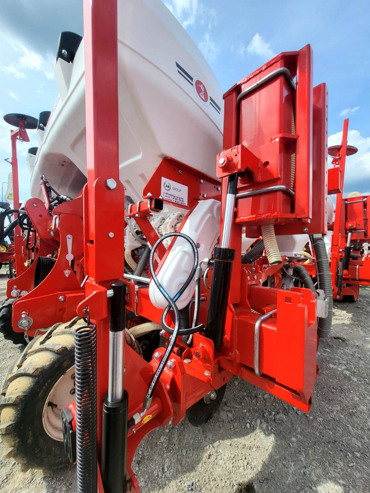 Ozdoken six-row pneumatic precision seeder, VPKT-DG6, PVC fertiliser tank - on stock - Semeadora de precisão: foto 4 Ozdoken six-row pneumatic precision seeder, VPKT-DG6, PVC fertiliser tank - on stock - Semeadora de precisão: foto 4