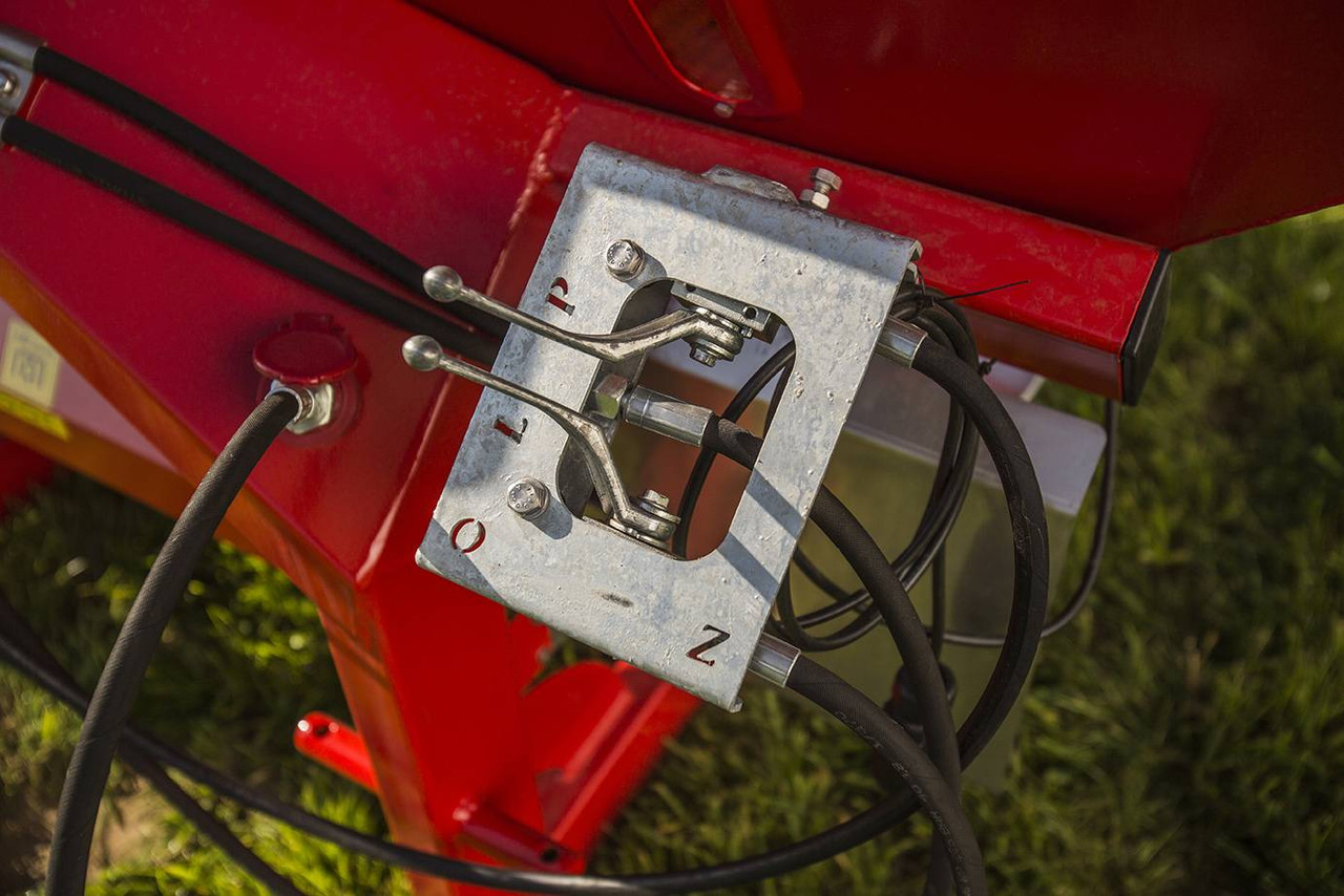 Rozsiewacz do nawozów JUNIOR II ( 600kg, 800kg, 1000kg, 1200kg, ) - Distribuidor de fertilizantes: foto 4 Rozsiewacz do nawozów JUNIOR II ( 600kg, 800kg, 1000kg, 1200kg, ) - Distribuidor de fertilizantes: foto 4