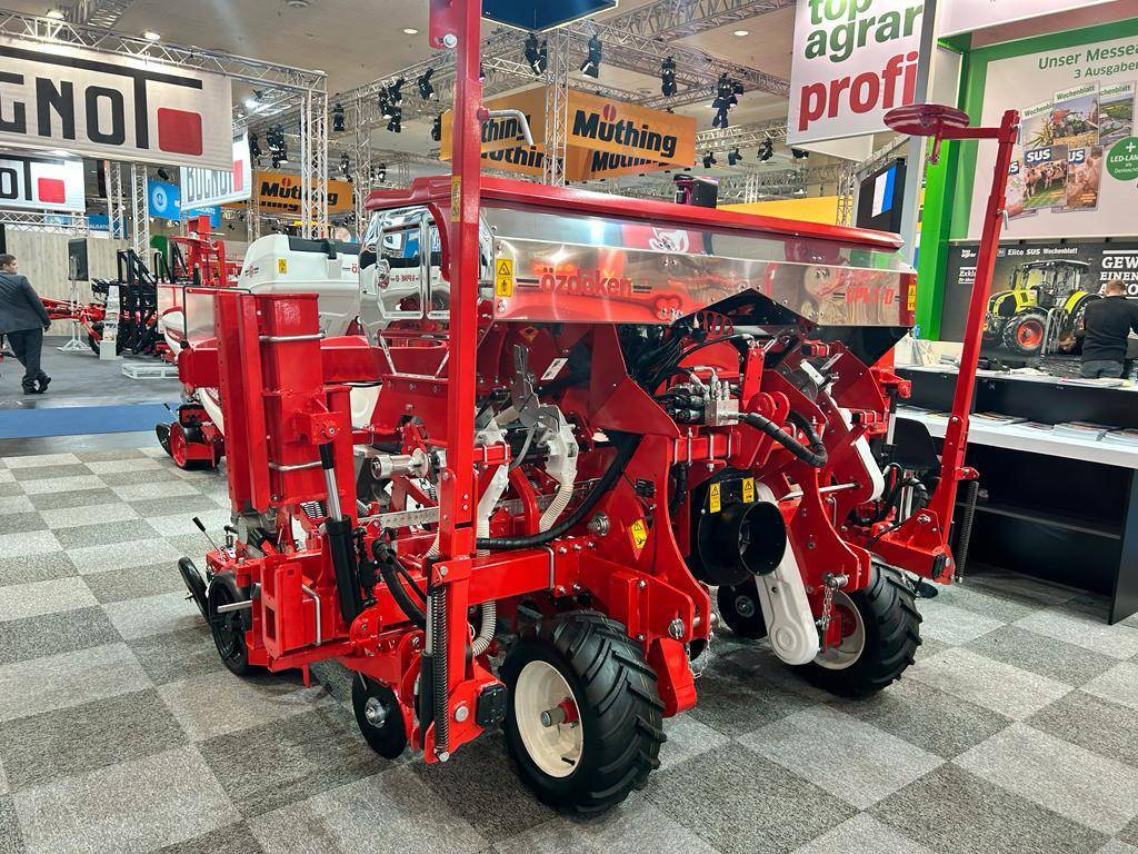 Six-row pneumatic precision seeder with depth fertilization Ozdoken VPKT-DG6 - Semeadora de precisão: foto 1 Six-row pneumatic precision seeder with depth fertilization Ozdoken VPKT-DG6 - Semeadora de precisão: foto 1