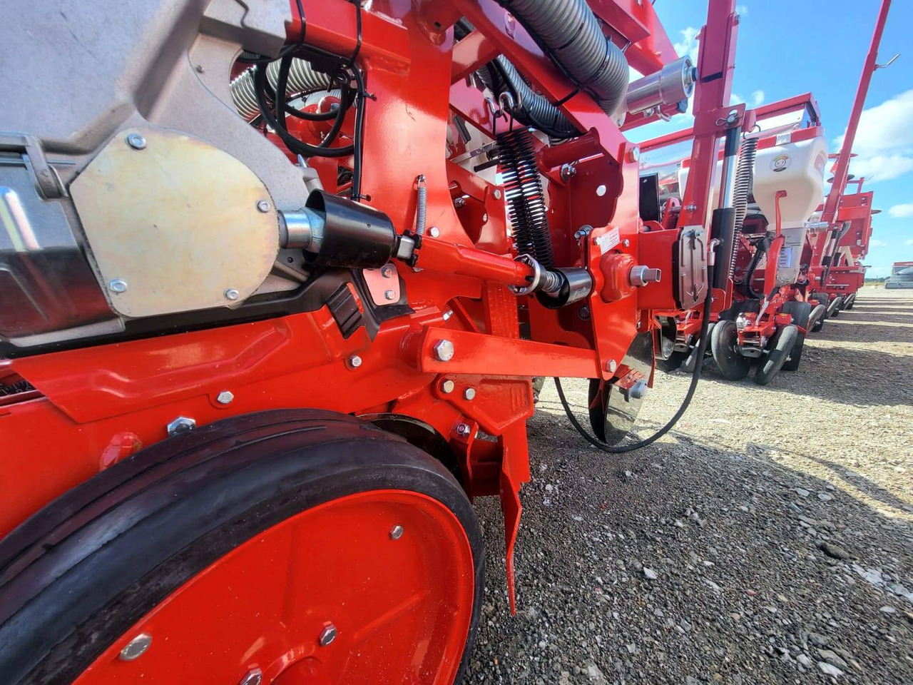 Six-row pneumatic precision seeder with depth fertilization Ozdoken VPKT-DG6 - Semeadora de precisão: foto 3 Six-row pneumatic precision seeder with depth fertilization Ozdoken VPKT-DG6 - Semeadora de precisão: foto 3