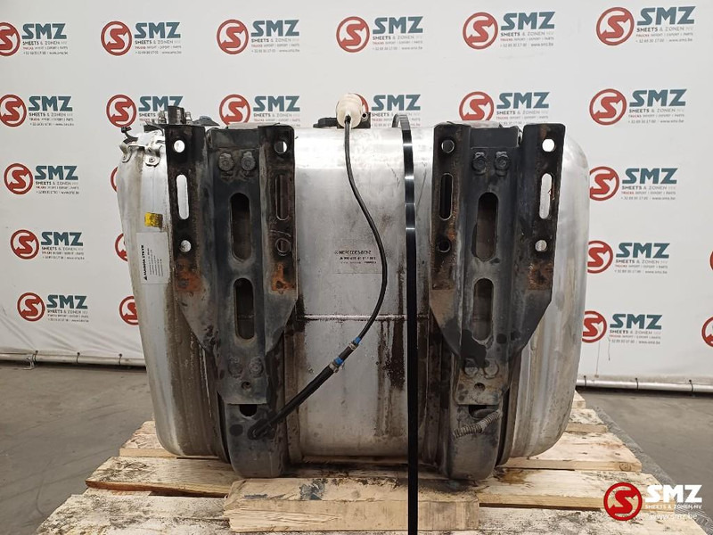 Mercedes-Benz Occ brandstoftank 300L + AdBluetank 25L Mercedes - Tanque de combustível para Camião: foto 2 Mercedes-Benz Occ brandstoftank 300L + AdBluetank 25L Mercedes - Tanque de combustível para Camião: foto 2