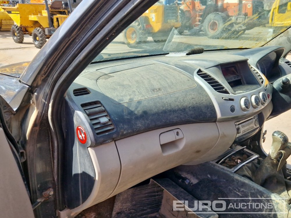 Pick-up 2012 Mitsubishi L200: foto 24