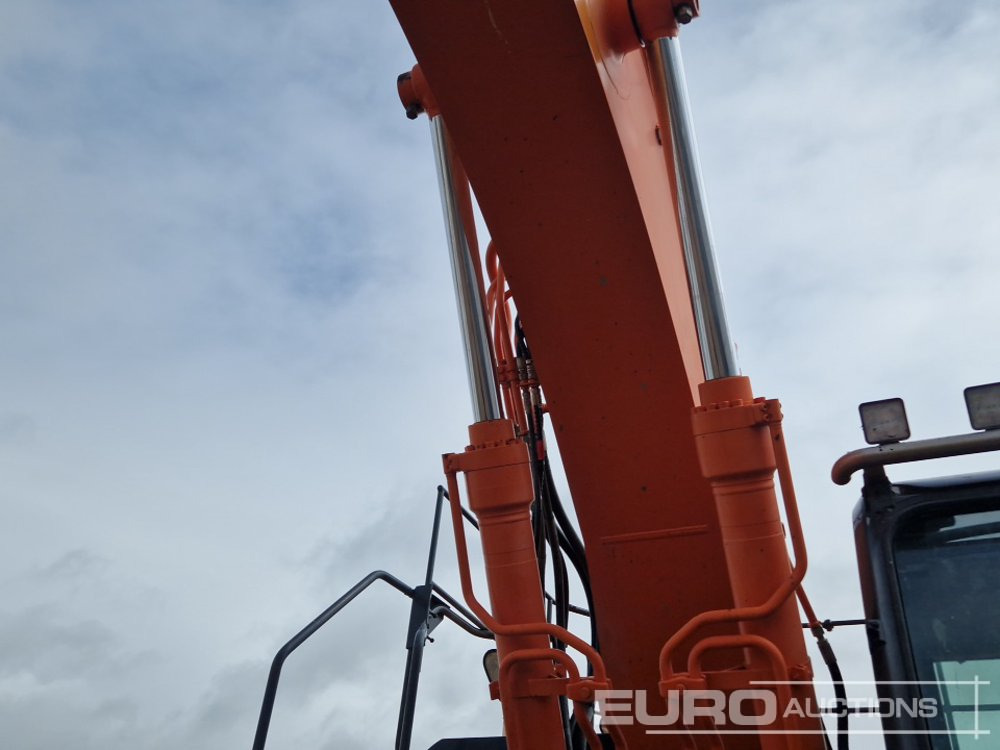 Escavadora de rastos 2013 Hitachi ZX225USLC-5B: foto 17