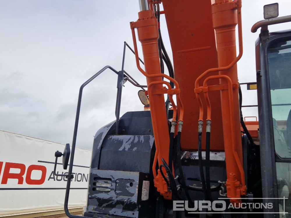 Escavadora de rastos 2013 Hitachi ZX225USLC-5B: foto 18