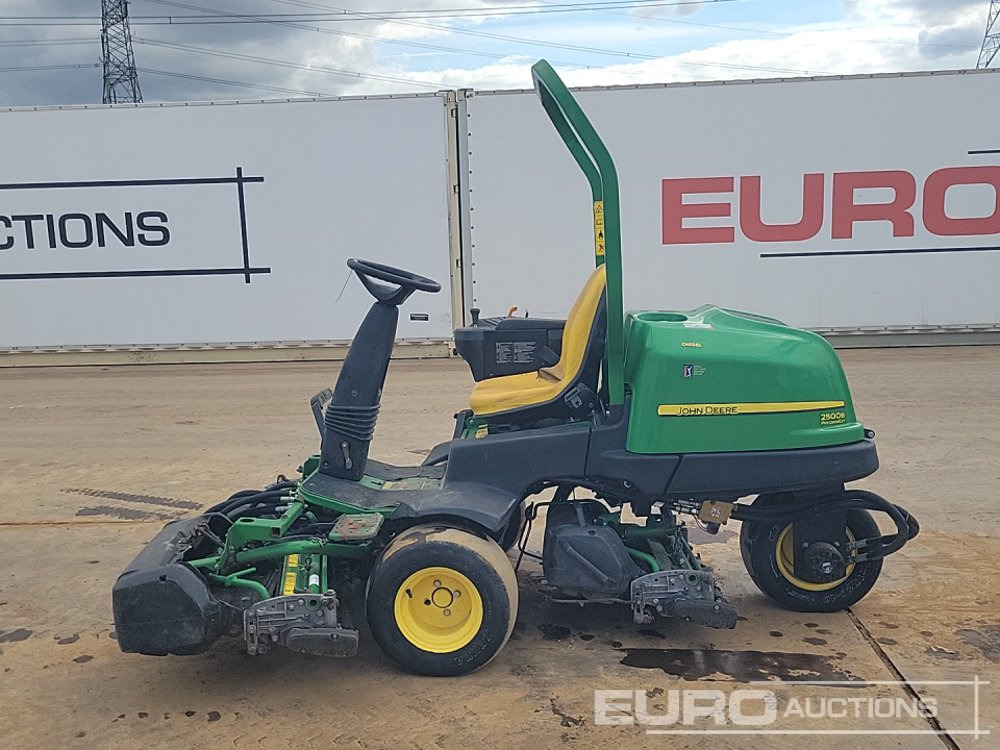 2015 John Deere 2500B - Cortador de grama: foto 2 2015 John Deere 2500B - Cortador de grama: foto 2