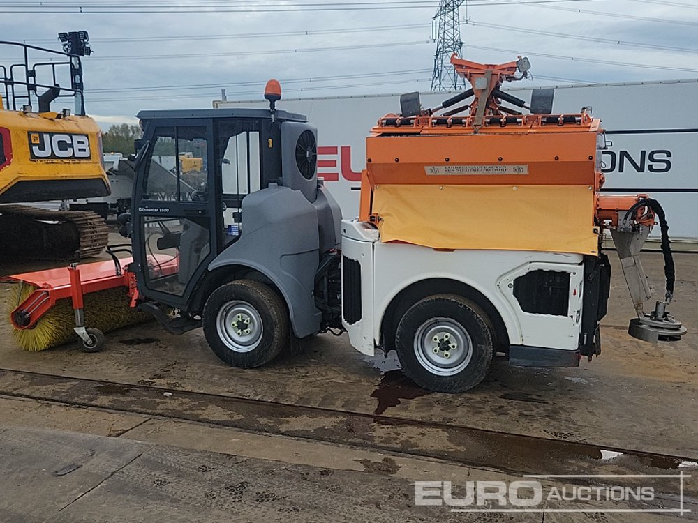 2017 Hako Citymaster 1600 4x2 Compact Gritter, Hydraulic Snow Plough & Sweeper Attachment, Reverse Camera, Automatic Gearbox (Reg. Docs. Available) - Varredora urbana: foto 3 2017 Hako Citymaster 1600 4x2 Compact Gritter, Hydraulic Snow Plough & Sweeper Attachment, Reverse Camera, Automatic Gearbox (Reg. Docs. Available) - Varredora urbana: foto 3