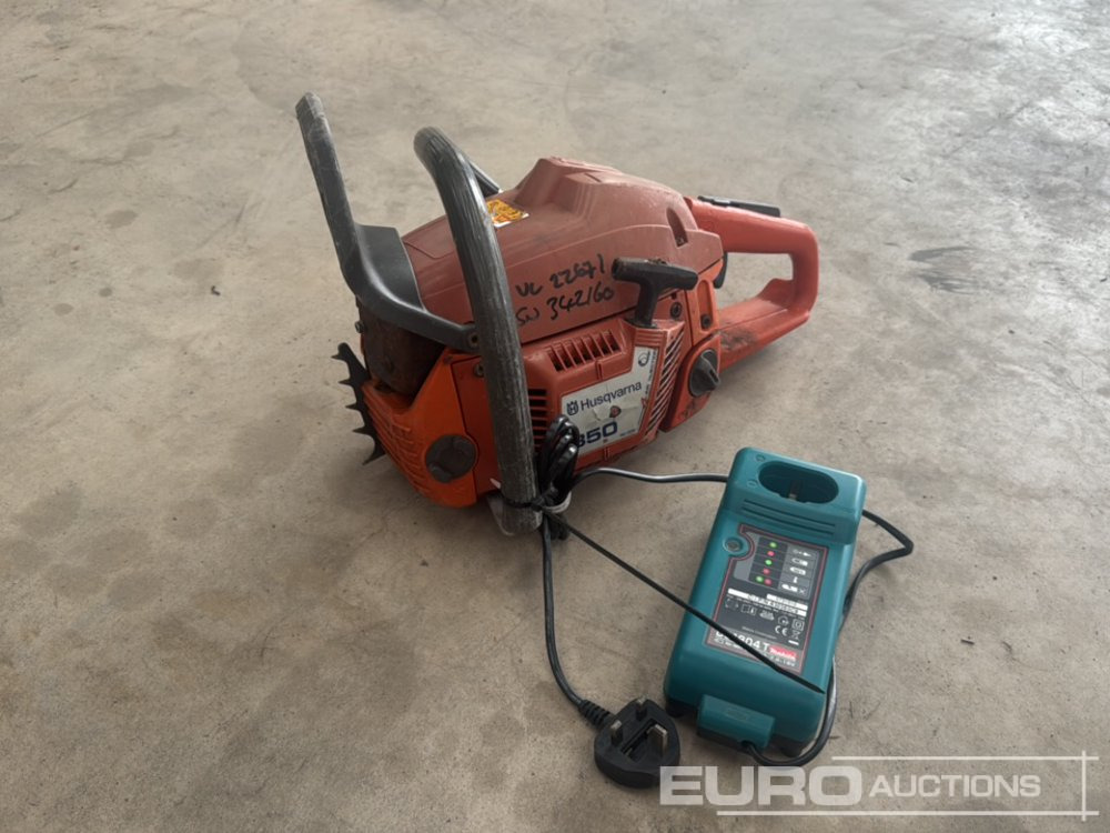 Husqvarna 350 Chainsaw, Makita DC1804T 18 Volt Battery Charger (Spares) - Equipamento de construção: foto 1 Husqvarna 350 Chainsaw, Makita DC1804T 18 Volt Battery Charger (Spares) - Equipamento de construção: foto 1