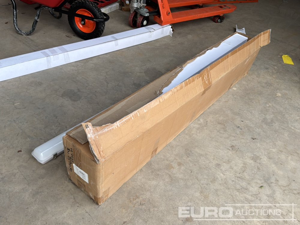 Unused 6' LED Ceiling Lights (6 of) - Equipamento para oficina: foto 2 Unused 6' LED Ceiling Lights (6 of) - Equipamento para oficina: foto 2