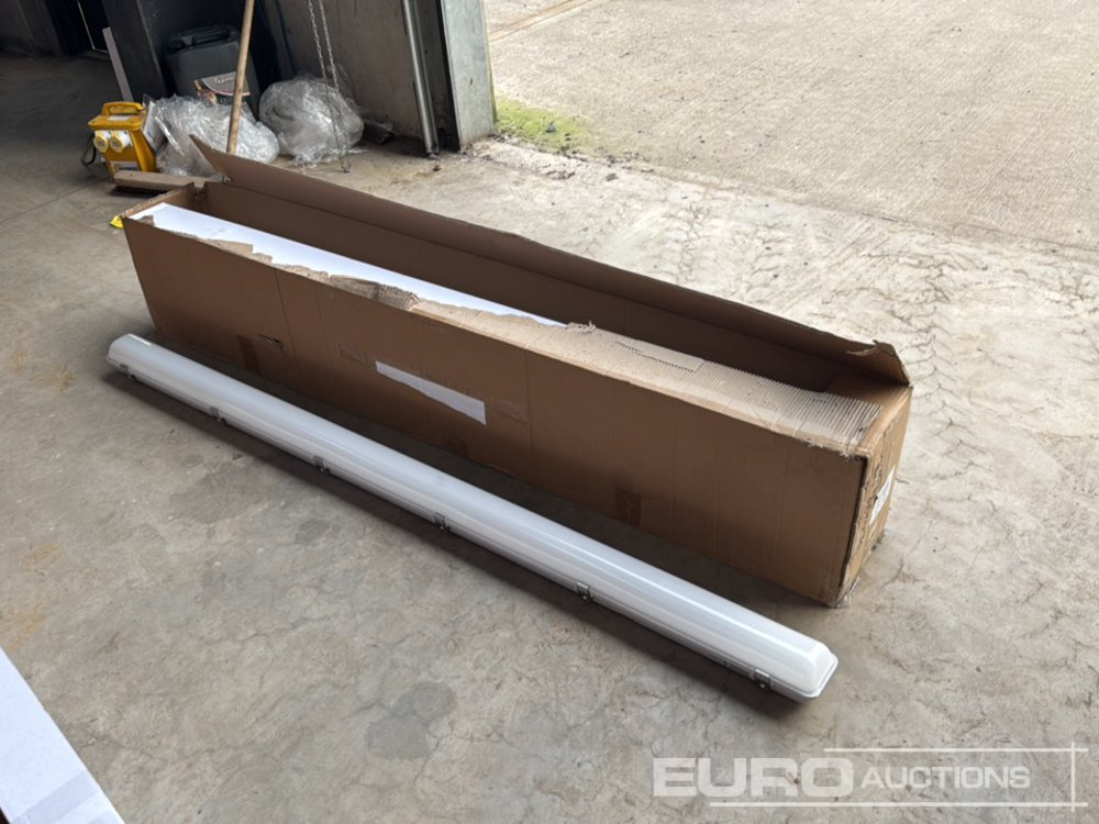 Unused 6' LED Ceiling Lights (6 of) - Equipamento para oficina: foto 1 Unused 6' LED Ceiling Lights (6 of) - Equipamento para oficina: foto 1