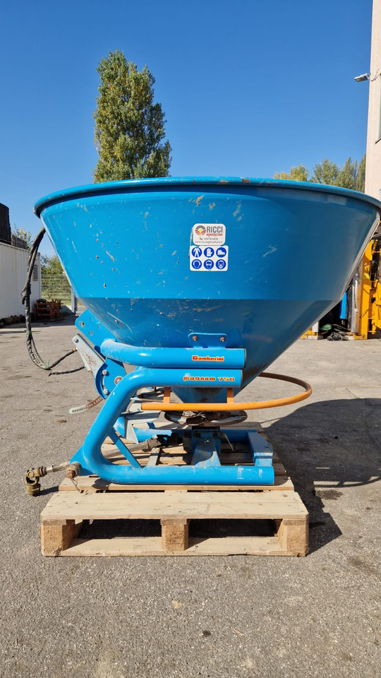 Spandiconcime usato Gamberini Magnum 750 - Distribuidor de fertilizantes: foto 1 Spandiconcime usato Gamberini Magnum 750 - Distribuidor de fertilizantes: foto 1