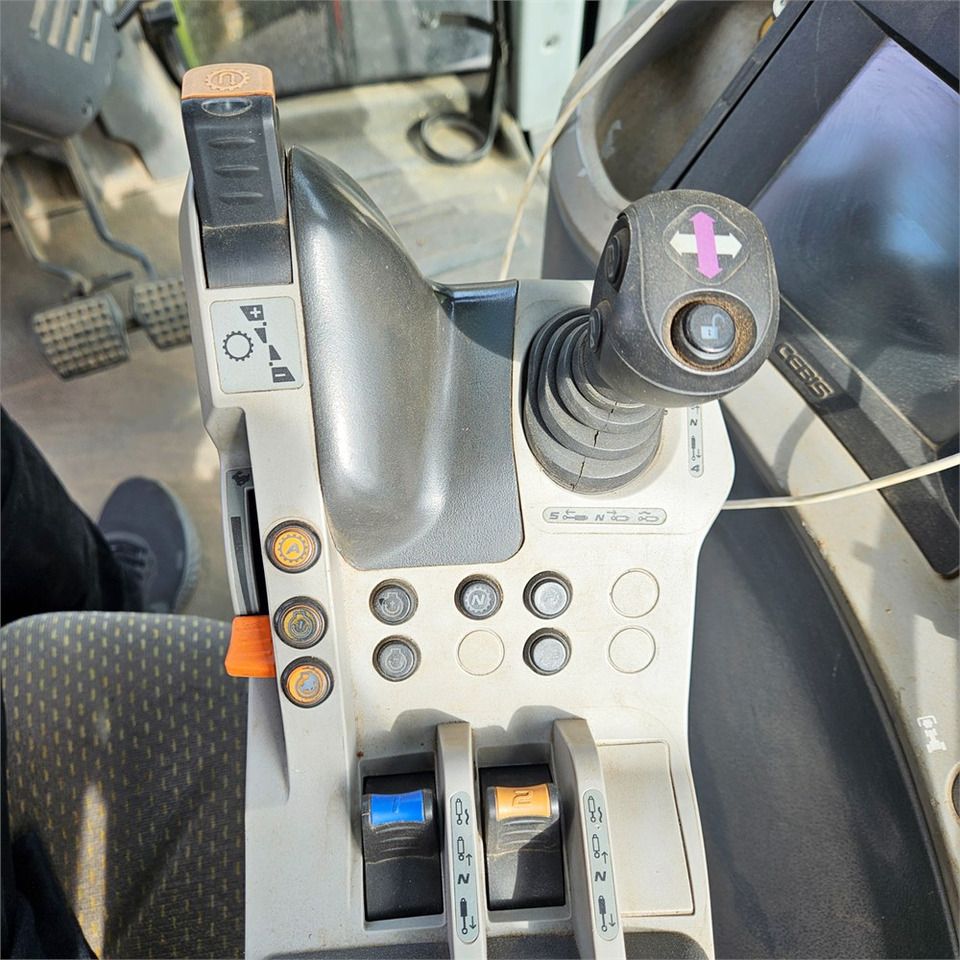 Trator Claas Arion 640: foto 12