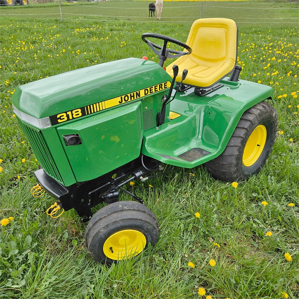 John Deere 318 - Trator municipal: foto 1 John Deere 318 - Trator municipal: foto 1
