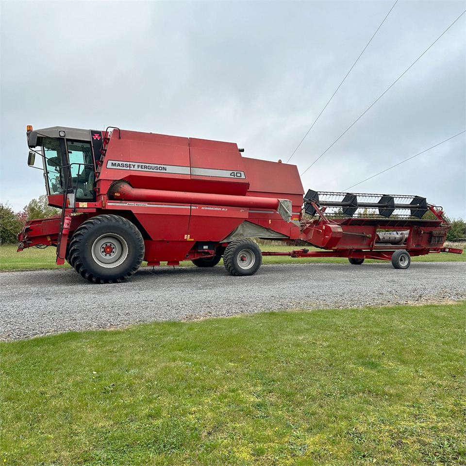 Massey Ferguson MF40 - Colheitadeira: foto 1 Massey Ferguson MF40 - Colheitadeira: foto 1