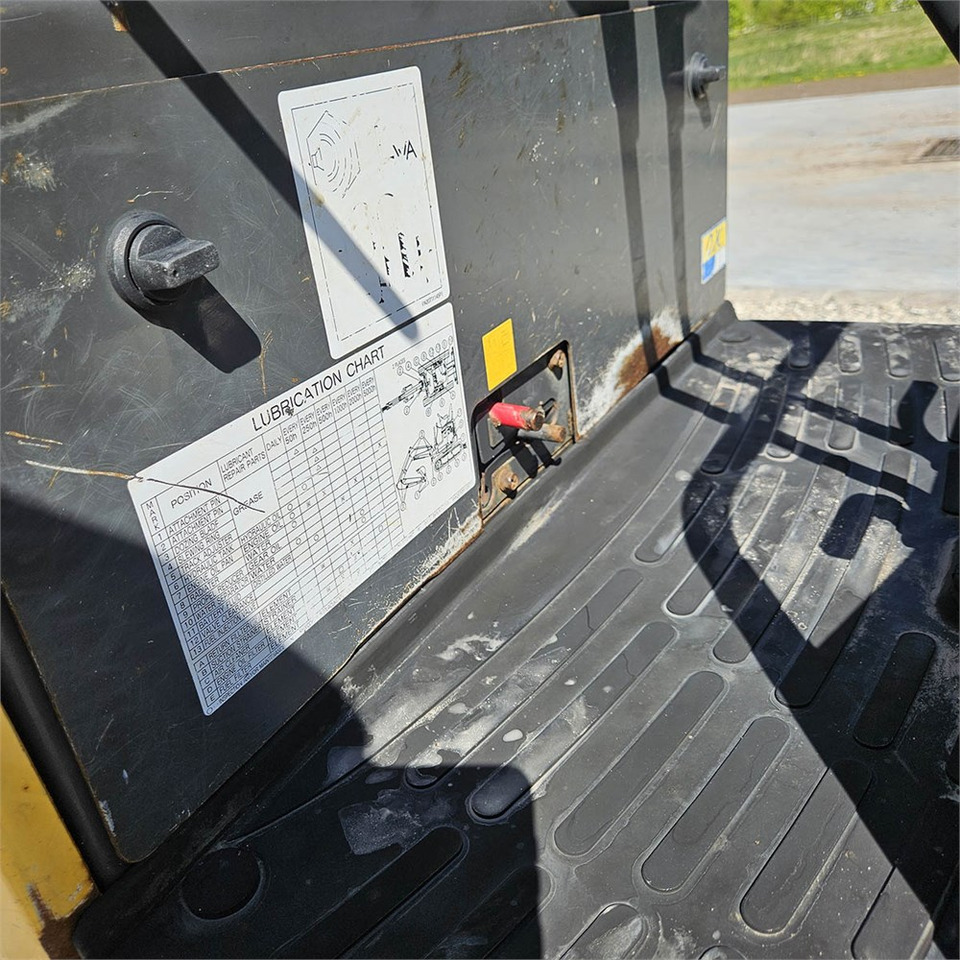 Mini escavadeira New Holland E10 SR: foto 18