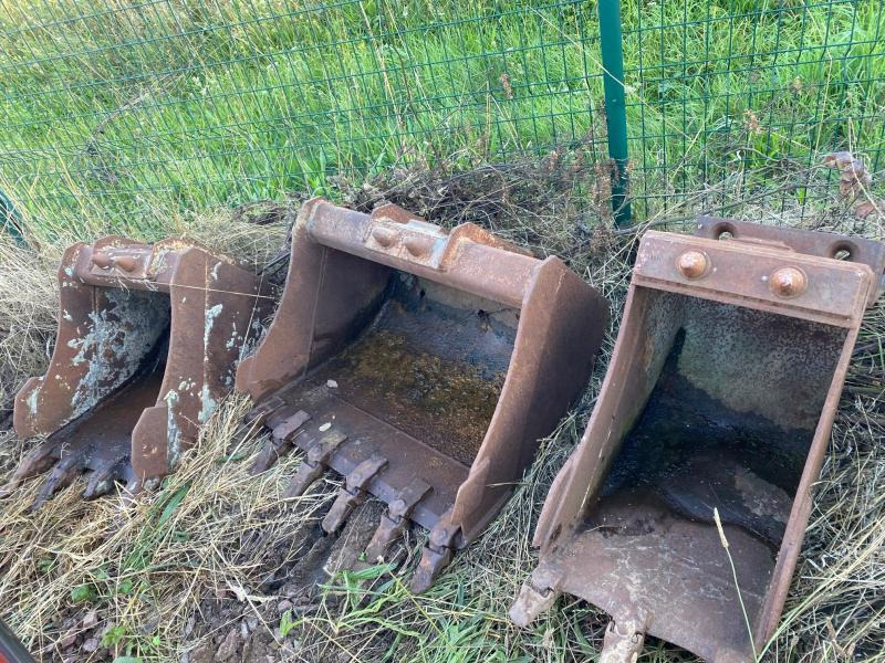 MECALAC 60CM & 40 CM - Balde escavadora: foto 1 MECALAC 60CM & 40 CM - Balde escavadora: foto 1