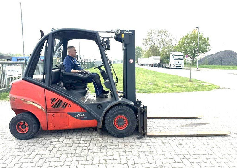 Linde H30D-02 - Empilhador a diesel: foto 1 Linde H30D-02 - Empilhador a diesel: foto 1