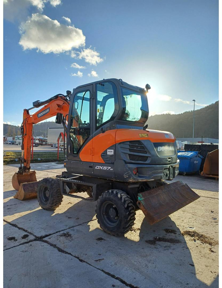 DOOSAN INFRACORE AMERICA CORP. DX57W-7 - Escavadeira de rodas: foto 4 DOOSAN INFRACORE AMERICA CORP. DX57W-7 - Escavadeira de rodas: foto 4