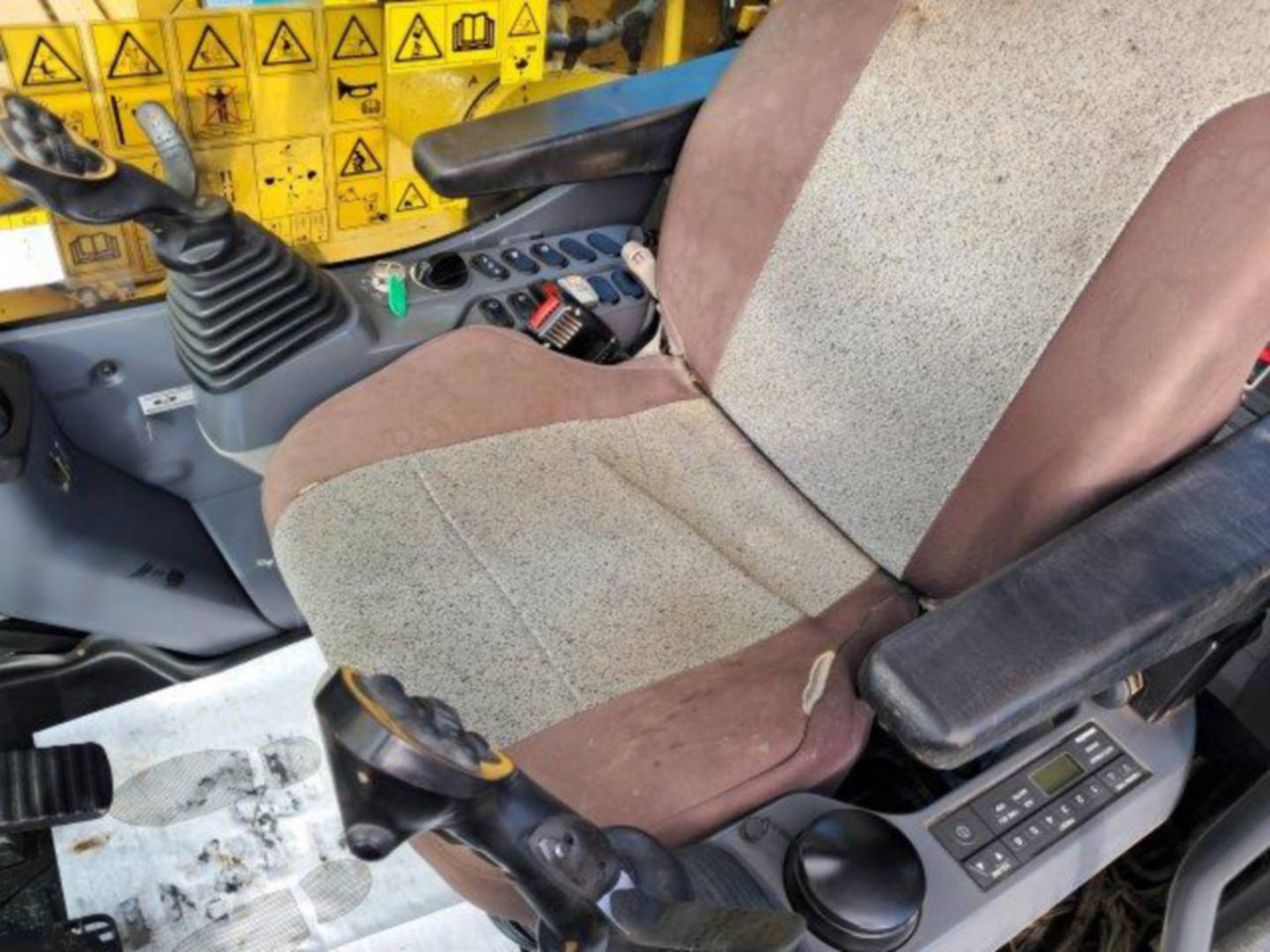 Escavadora de rastos KOMATSU PC240LC7: foto 16